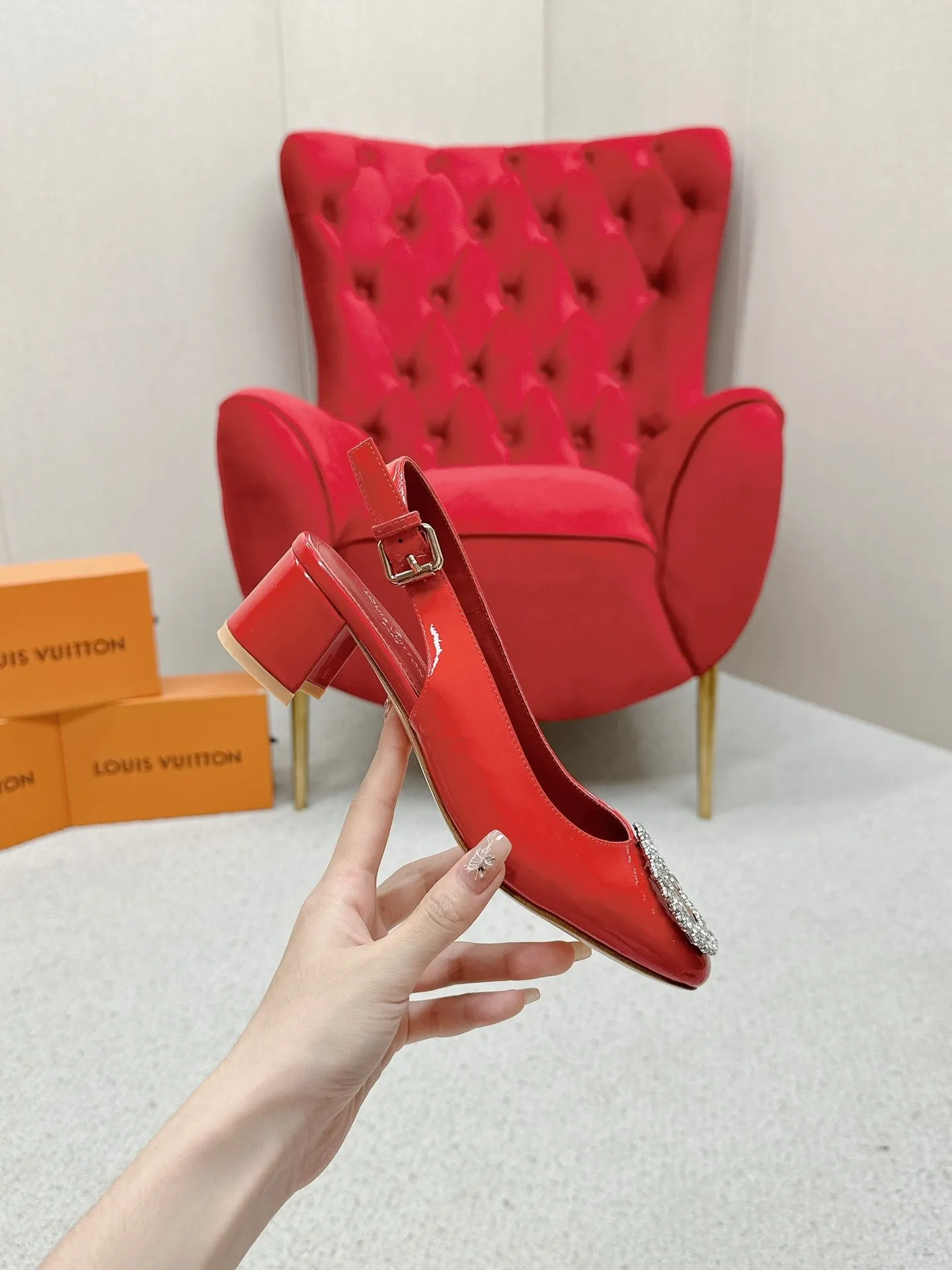 👟👟Ex-factory price 580👟👟 👑 Lv shoes This Urban Twist women's shoe is a stylish upgrade to the classic stiletto style. It is made of smooth calfskin upper with a bright silver metal toe and is engraved with the LV Circle logo, highlighting the Louis Vuitton brand characteristics. Detailed features: Calfskin material Lining: Imported full-grain sheepskin Foot pads: Imported full-grain sheepskin sole Italian genuine leather sole Heel height Two height sizes: 34-40 (34.40.41 customization is not returnable)